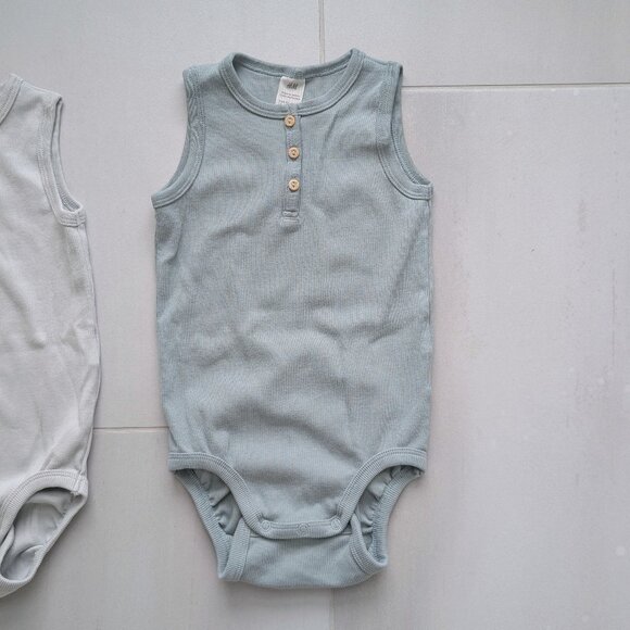 (4/$20) H&M - Cotton Bodysuits (2 Pack) - Picture 4 of 8